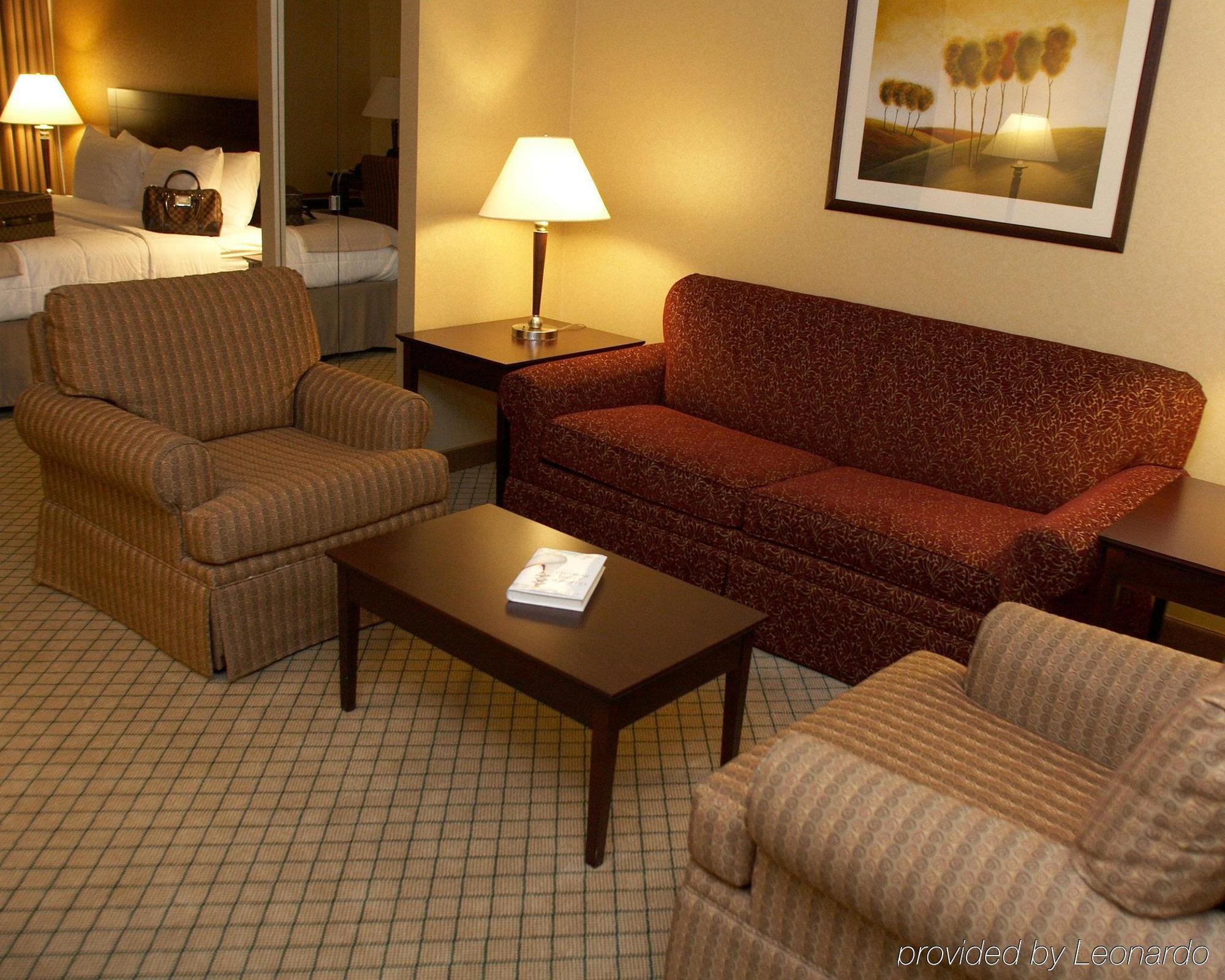 Armoni Inn & Suites Orangeburg Стая снимка