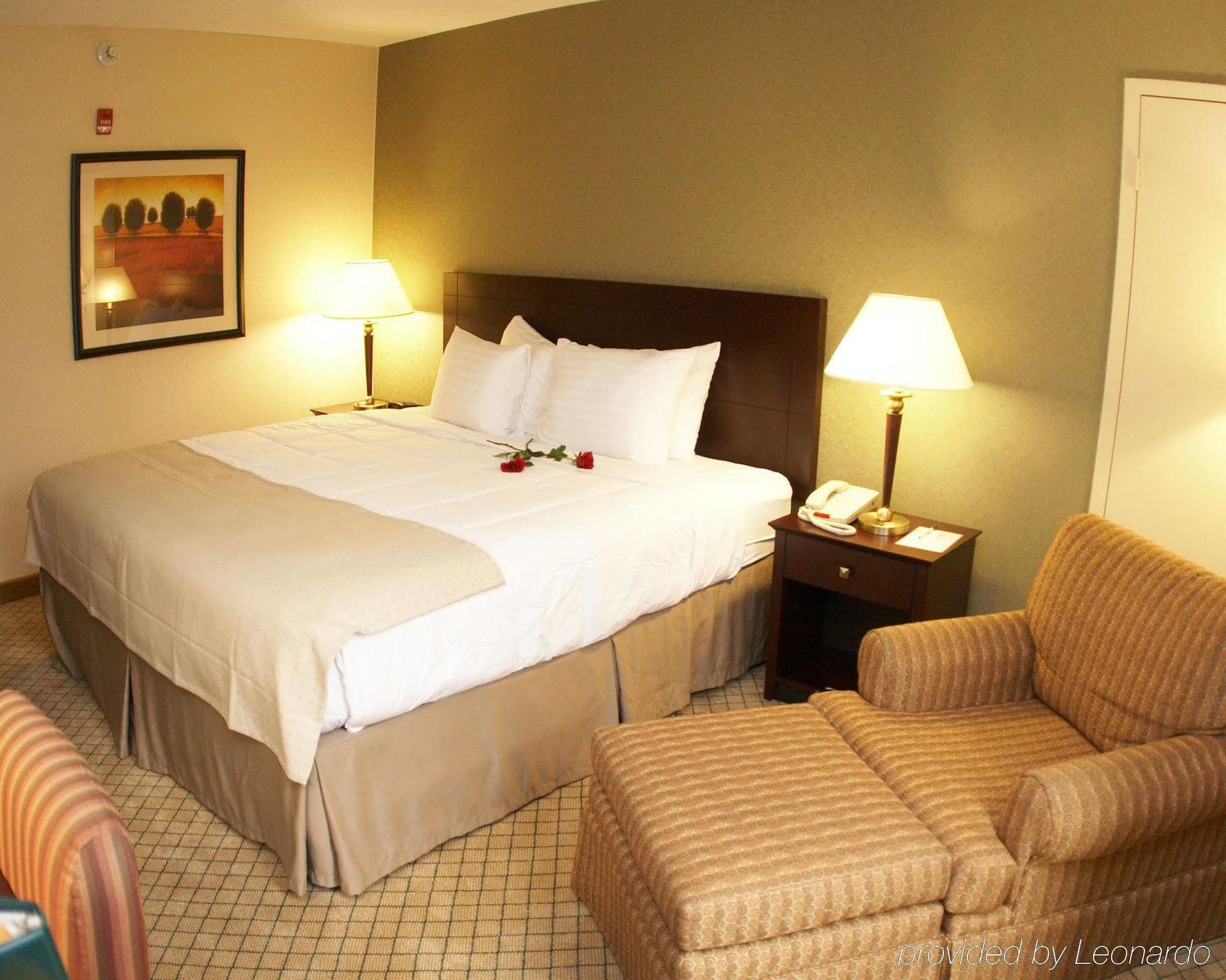 Armoni Inn & Suites Orangeburg Стая снимка